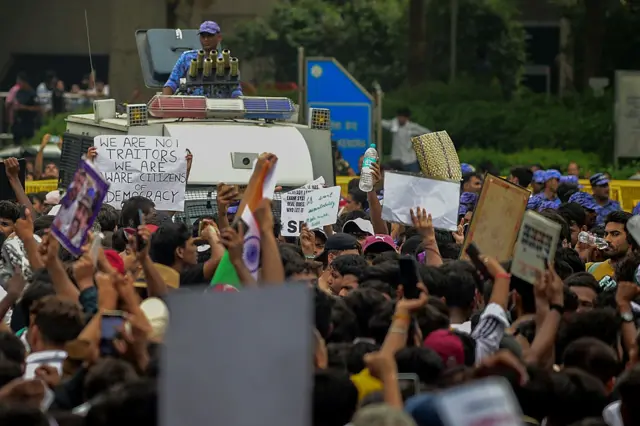 प्रदर्शन के दौरान भीड़