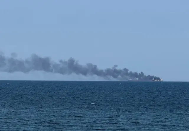 Umwotsi uriko uraduga uva ku bwato buriko burasha, inyuma y'igitero c'Uburusiya hafi y’ikivuko ca Odesa muri Ukraine, kw'igenekerezo rya 19 Mukakaro (7) 2026.
