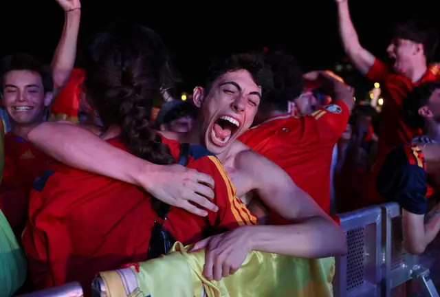 Torcedores comemorando