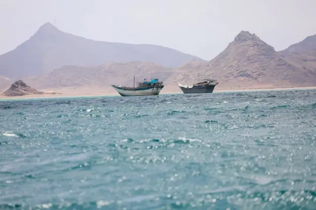 Ubwato buri mu mazi hafi y'inkengera z'umuhora wa Bab el-Mandeb muri Yemen, kw'igenekerezo rya 2 Ndamukiza (4) 2026.