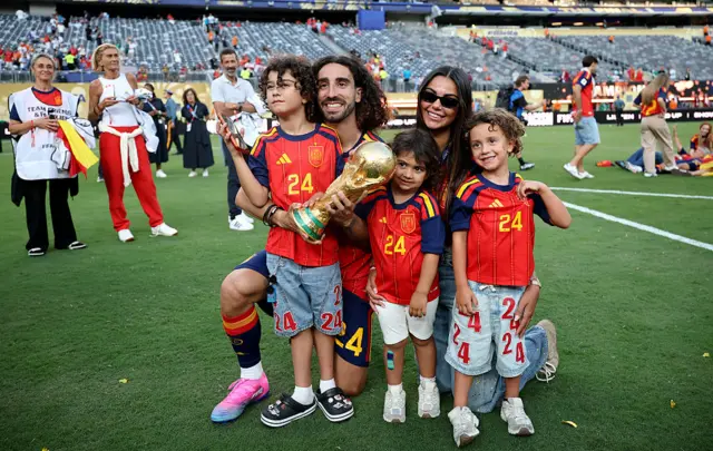 Cucurella y su familia