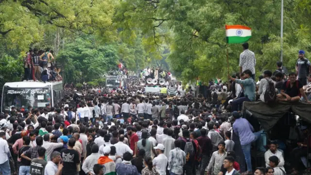 प्रदर्शन के दौरान की तस्वीर