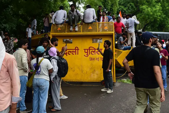 सीजेपी के प्रदर्शन के दौरान मौजूद युवा लड़के-लड़कियां