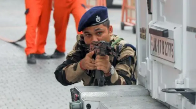 संसद के मानसून सत्र और सीजेपी के संसद मार्च के मद्देनज़र संसद परिसर की सुरक्षा कड़ी कर दी गई, मौके पर तैनात एक सीआईएसएफ़ जवान