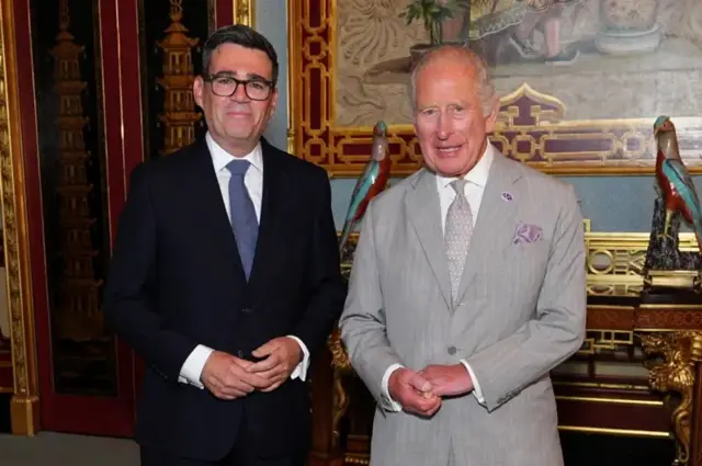 Ibubamfu Umushikiranganji wa mbere Andy Burnham, iburyo Umwami Charles III.