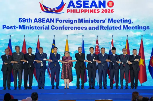 အာဆီယံနိုင်ငံခြားရေးဝန်ကြီးတွေနဲ့ မြန်မာနိုင်ငံခြားရေးဝန်ကြီးဌာန အမြဲတမ်းအတွင်းဝန်တို့ လက်ချင်းချိတ်ဓာတ်ပုံ