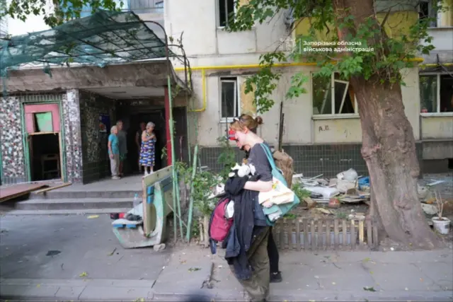 жители поврежденных при ударе бомб домов