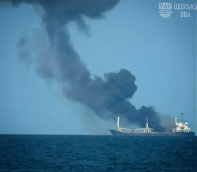 горящий после удара ракет в море сухогруз