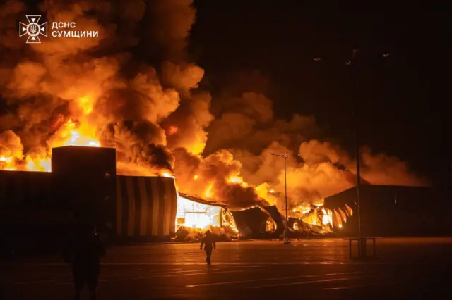 Большой пожар после атаки БПЛА в Сумах