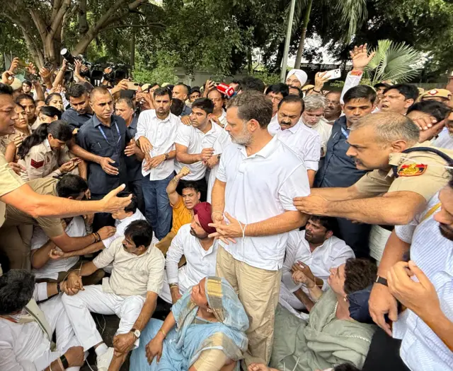 રાહુલ ગાંધી અને કૉંગ્રેસના અન્ય નેતાઓ