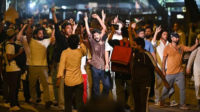 کاکروچ جنتا پارٹی کا احتجاج