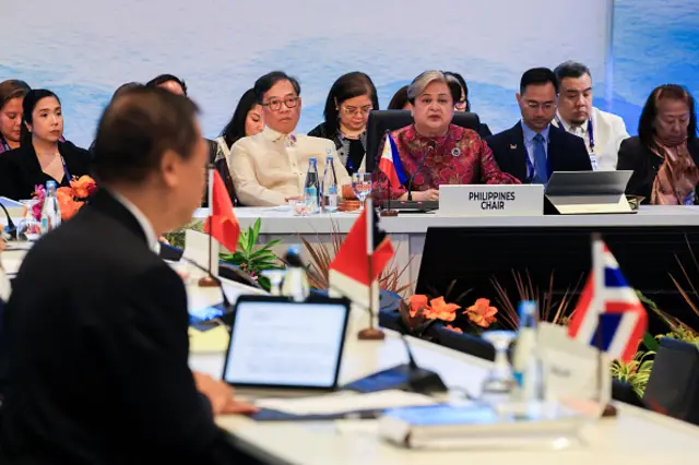 ဖိလစ်ပိုင်နိုင်ငံခြားရေးဝန်ကြီးက အစည်းအဝေးပွဲကို ဦးဆောင်ကျင်းနေတာဖြစ်ပါတယ်
