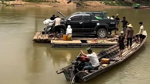သီပေါမြို့နယ်၊ တာလုံဇက်ဆိပ်ကနေ မြစ်ကူးနေသူတွေ