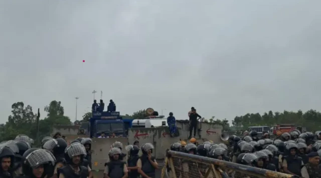 দিল্লির কাছে শামভু সীমান্তে কৃষকদের ঠেকাতে পুলিশের কড়া ব্যবস্থা