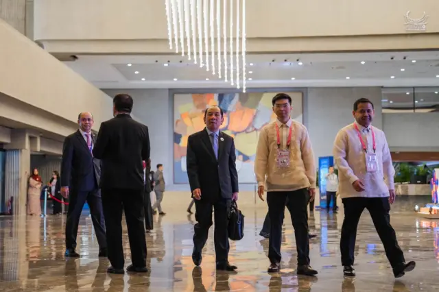 မနီလာဆွေးနွေးပွဲကို နေပြည်တော် နိုင်ငံခြားရေးအတွင်းဝန် (ဓာတ်ပုံအလယ်က အနောက်တိုင်းဝတ်စုံနဲ့ အမျိုးသား) တက်ရောက်နေ