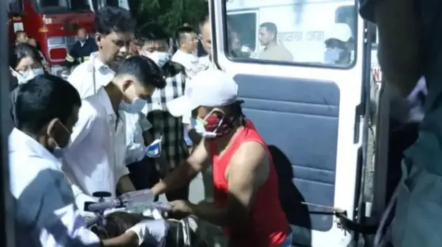 উদ্ধার হওয়া শ্রমিকদের হাসপাতালে নিয়ে যাওয়া হচ্ছে