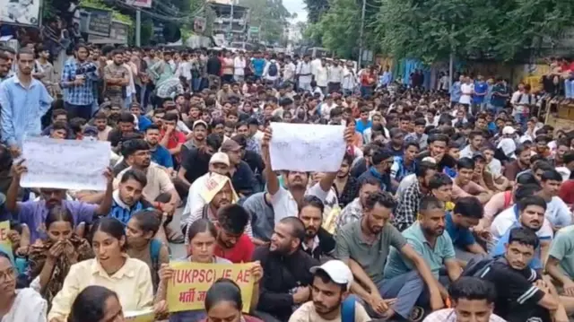 देहरादून में बड़ी संख्या में बेरोज़गार युवा सड़कों पर उतरे
