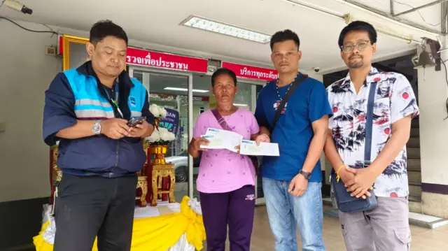 ဇူလိုင် ၁၅ ရက်နေ့က ဘန်ကောက်မြို့၊ မက္ကဆန်ရဲစခန်းမှာ လျော်ကြေးငွေကို လက်ခံရယူခဲ့တဲ့ ကျန်ရစ်သူမိသားစုတွေ
