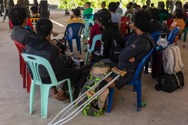 ကျောက်ခတ်က ကျားဖြန့်လုပ်ငန်းတွေမှာ ပိတ်မိနေတဲ့ ပြည်ပနိုင်ငံသားတွေကို လွှဲပြောင်းပေးအပ်ဖို့ စီစဉ်နေတဲ့မြင်ကွင်း (ပုံဟောင်း)