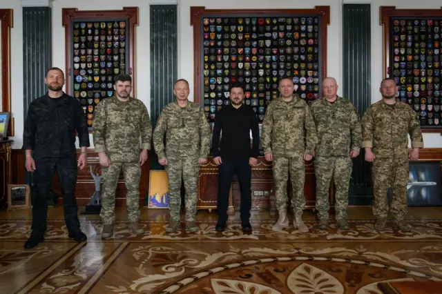 Мужчины в военной форме и Зеленский