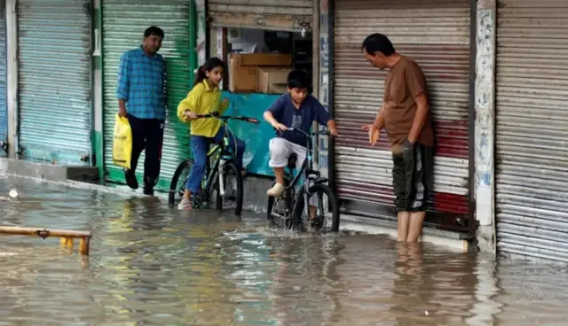 শ্রীনগরের একটা রাস্তার ছবি