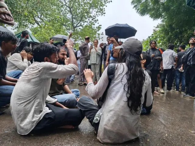 બુધવાર સવારની જંતર-મંતરની તસવીરો