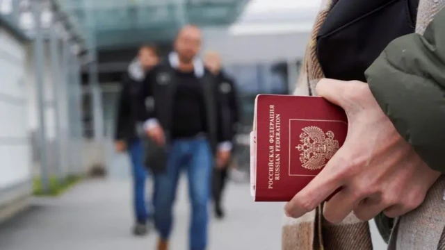 человек на паспортном контроле