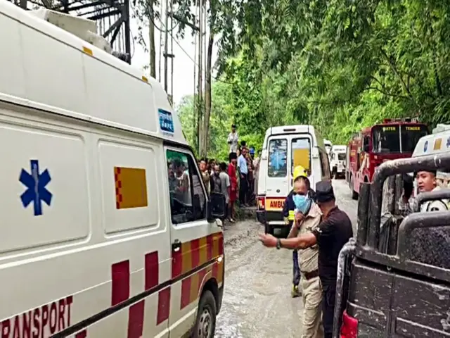 ধসে পড়া টানেলের সামনে অ্যাম্বুলেন্সের সারি
