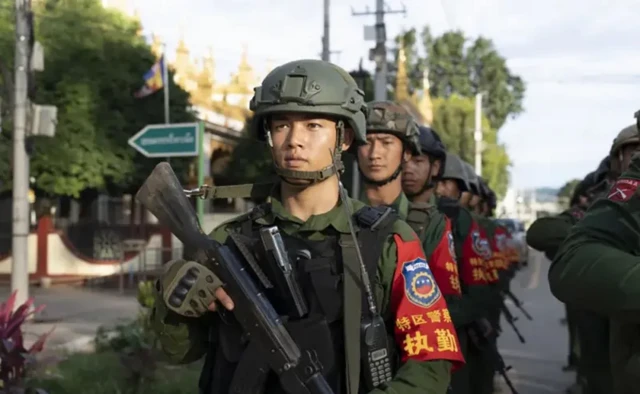 လားရှိုးမြို့ထဲမှာတွေ့ရတဲ့ ကိုးကန့်တပ် တပ်ဖွဲ့ဝင်တချို့ (ပုံဟောင်း)