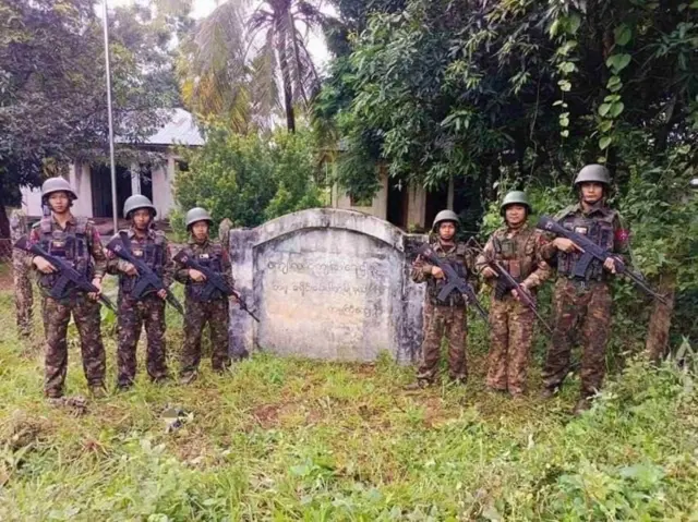 တမူးခရိုင်၊ ကမ္မကြီးကျေးရွာထဲမှာတွေ့ရတဲ့ မြန်မာစစ်တပ် တပ်ဖွဲ့ဝင်တချို့