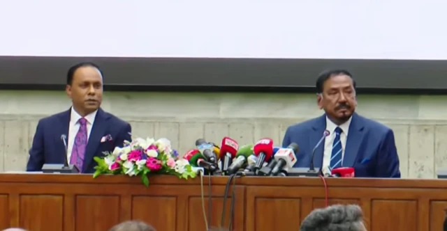 বাংলাদেশের ভারপ্রাপ্ত রাষ্ট্রপতি এখন হাফিজ উদ্দিন আহমদ (ডানে), স্পিকারের দায়িত্বে কায়সার কামাল (বামে)