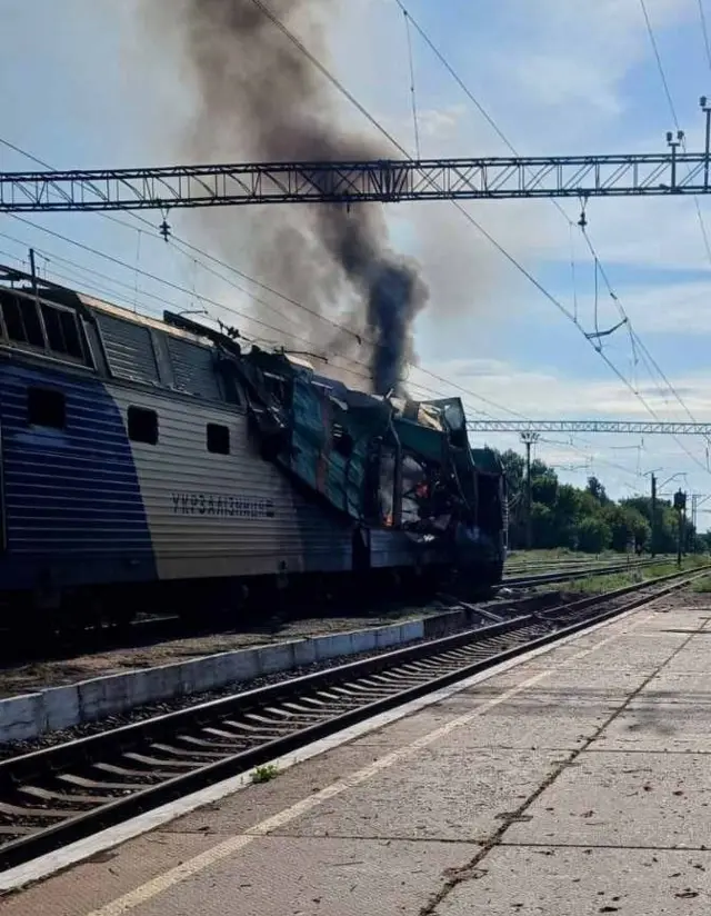 Дрон ударил по локомотиву, пассажиры не пострадали