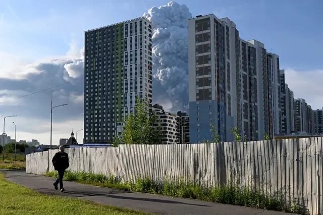 Пожар на складах виден из разных районов Петербурга