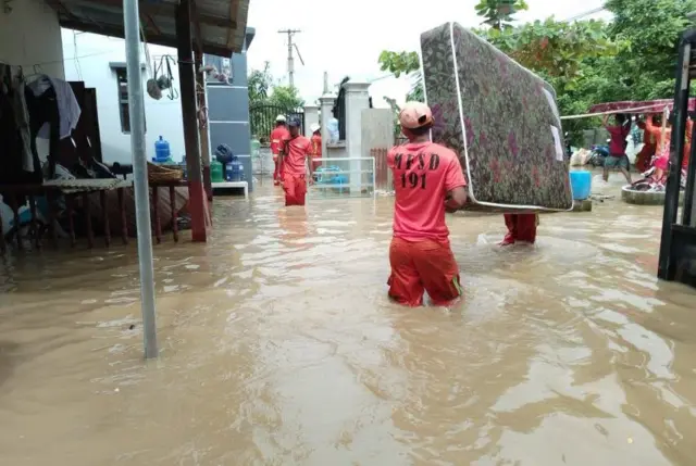 ရေကြီးနစ်မြုပ်တာတွေကို ကူညီပေးနေတဲ့ မီးသတ်တပ်ဖွဲ့ဝင်တွေ