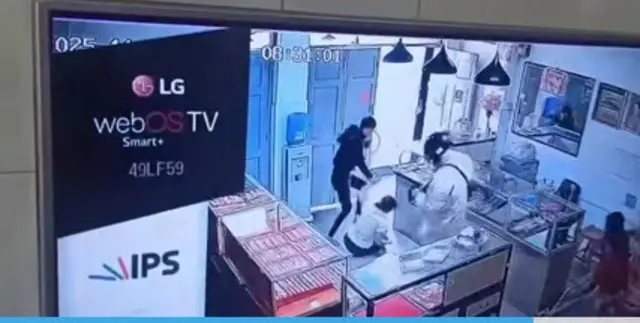 ဓားပြတိုက်ခံရချိန်မှာ တွေ့ရတဲ့ CCTV ရုပ်သံမှတ်တမ်းမြင်ကွင်း (ပုံဟောင်း)
