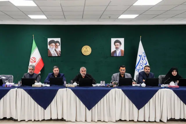 تصویری که خبرگزاری مجلس ایران از «نشست مجازی» مجلس در ۳۰ تیر به ریاست علی نیکزاد نایب‌رئیس مجلس و با حضور اعضای هیأت رئیسه منتشر کرده است. در این نشست نمایندگان مجلس رای گیری مجازی را امتحان کردند