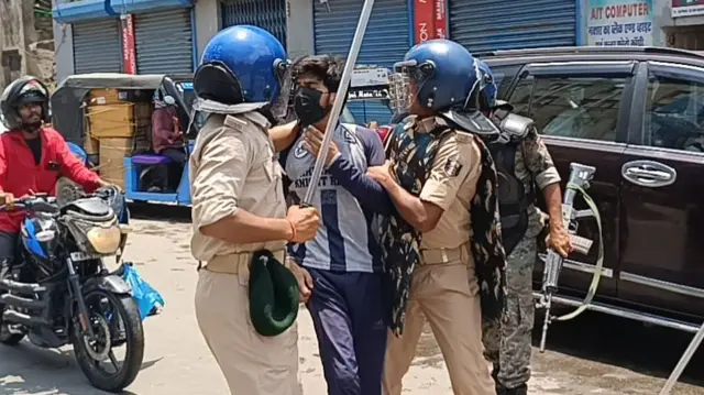 प्रदर्शनकारी छात्र
