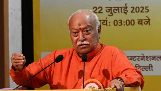 રાષ્ટ્રીય સ્વયંસેવર સંઘ (આરએસએસ)ના પ્રમુખ મોહન ભાગવતે કહ્યું છે કે નવી પેઢી સવાલ પૂછે છે, તેને તર્ક સાથે બતાવવું પડે છે.