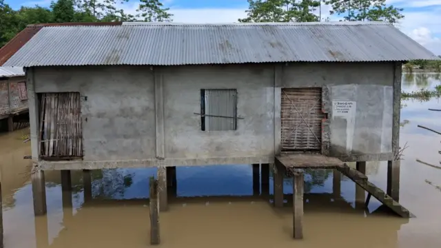 जलमग्न घर