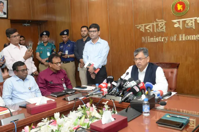 রোববার সাংবাদিকদের সঙ্গে কথা বলেন স্বরাষ্ট্রমন্ত্রী সালাহউদ্দিন আহমদ