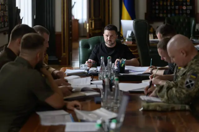 Зеленский проводит совещание с военным руководством Украины