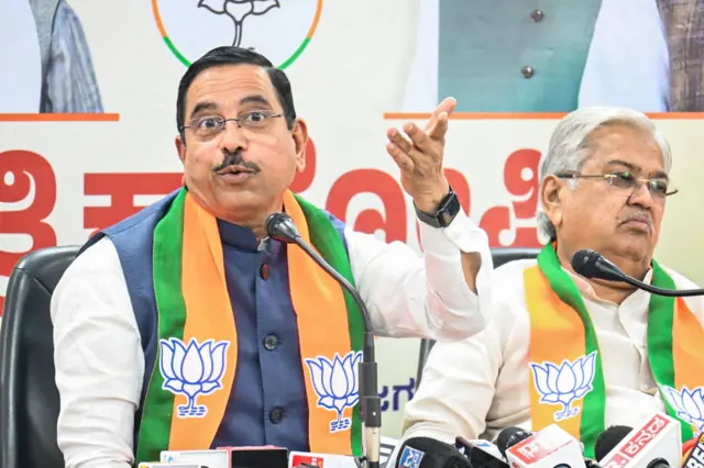 ধর্মেন্দ্র প্রধানের ইস্তফার পরে ভারতের নতুন শিক্ষামন্ত্রী হয়েছেন প্রহ্লাদ যোশী (বাঁয়ে) - ফাইল ছবি