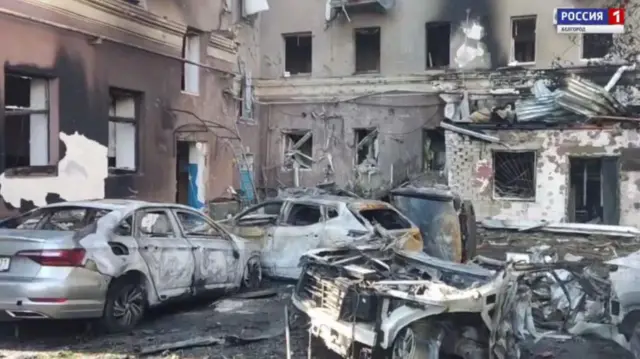 «Так выглядит место ночного прилета во дворе многоэтажки в центре Белгорода», — пишет телеграм-канал «Блэтгород», публикуя видео регионального телеканала ВГТРК