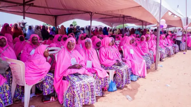 Gwamnatin jihar Kebbi ta yi wa mutum 300 auren gata