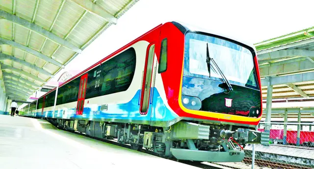 DEMU အဆန်ရထားတစ်စင်းကို ဘူတာတစ်ခုမှာ ရပ်နားထားတာကို မြင်တွေ့ရတာဖြစ်ပါတယ်