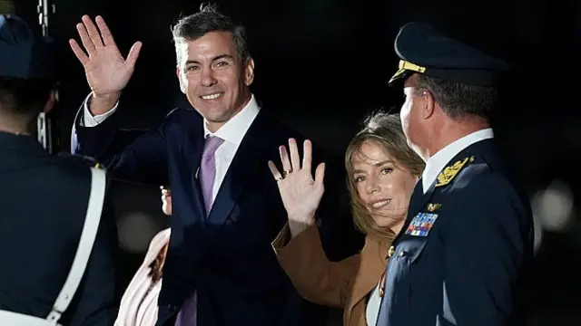El presidente paraguayo, Santiago Peña, acompañado de la primera dama, Leticia Ocampos.
