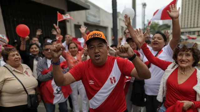 Simpatizantes de Keiko Fujimori festejan en el día de la toma de posesión.