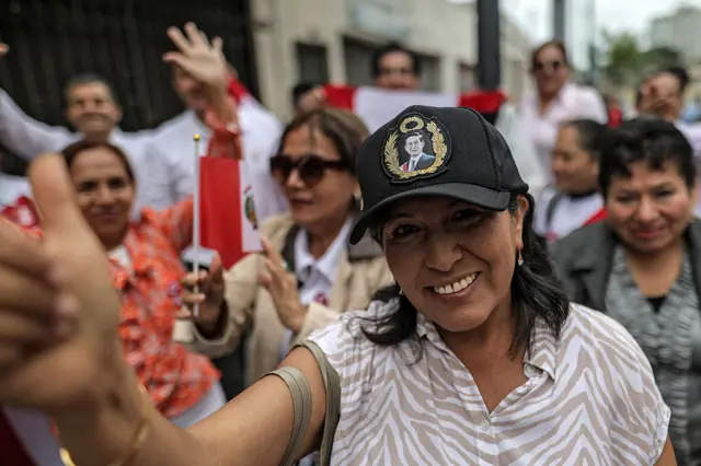 Simpatizante fujimorista saluda a la cámara en el centro de Lima.