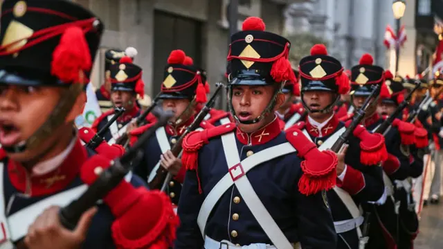 Miembros de la Marina de Perú desfilan en el centro de Lima este 28 de julio.
