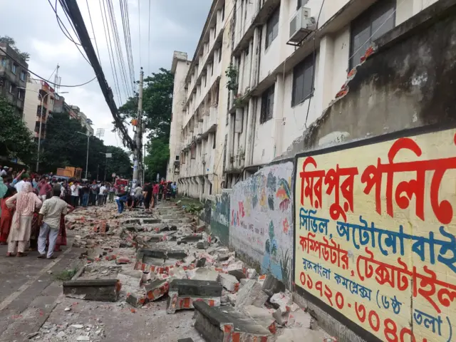 মিরপুর বিশ্ববিদ্যালয় কলেজের দেয়াল ধসে দুইজন নিহত